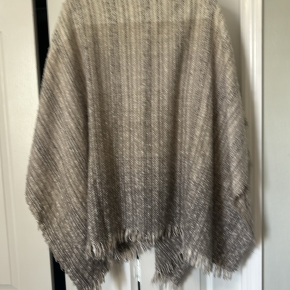 Cream and gray nubby knit wrap - Picture 3 of 4